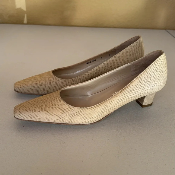 Bruno Magli Pumps Shoes Leather Heels Texture Beige Designer Women’s Sz 6 B - Picture 2 of 8